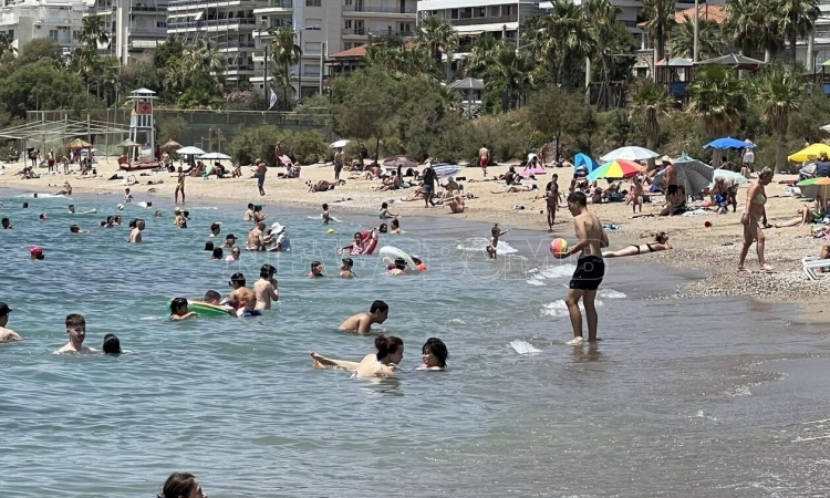 Καλοκαιρινές θερμοκρασίες από νωρίς - Πλήθος κόσμου στις παραλίες το Σαββατοκύριακο