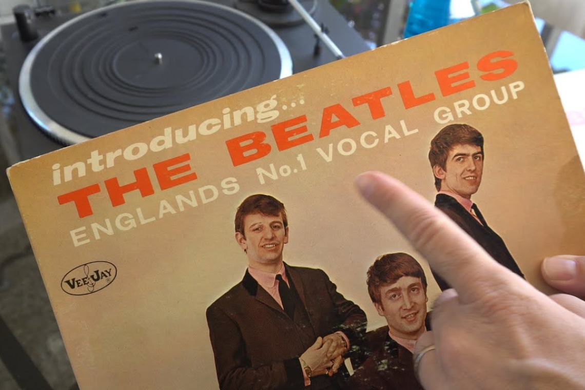 Στις 10 Ιανουαρίου του 1964 κυκλοφορεί ο δίσκος «Introducing… The Beatles»