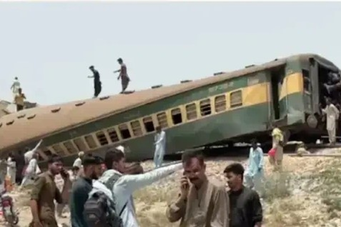 Πακιστάν | Εκτροχιάστηκε τρένο – Δεκάδες νεκροί και τραυματίες