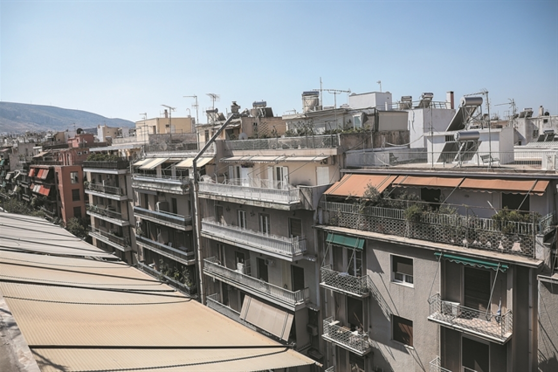 Θυρωρός - Το επάγγελμα αναβιώνει στις πολυκατοικίες της Αθήνας
