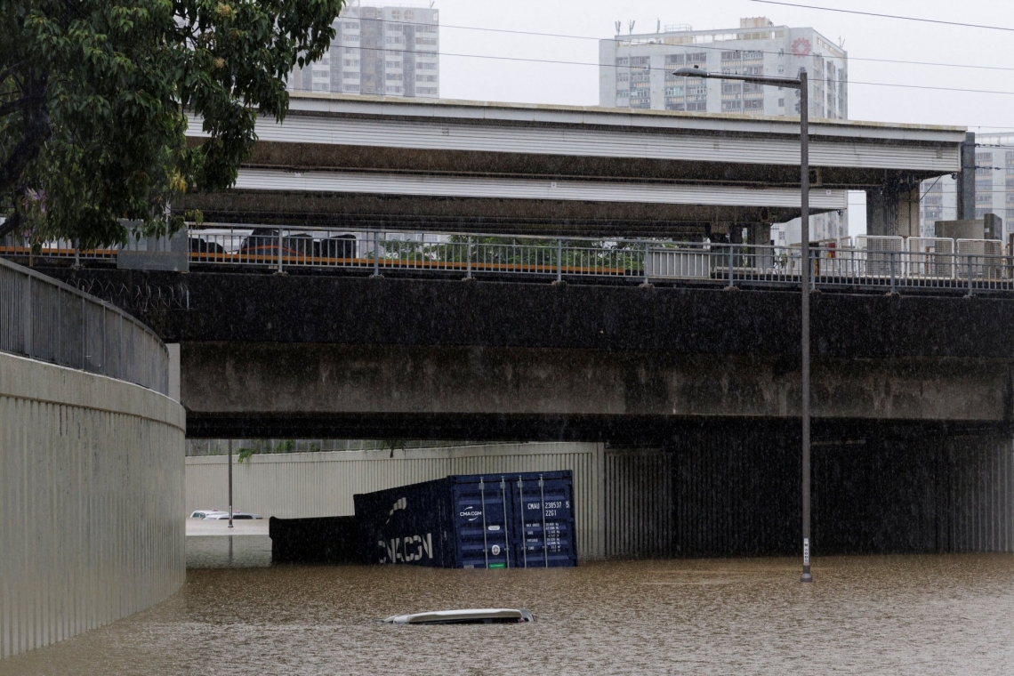 Καταρρακτώδεις βροχοπτώσεις στο Χονγκ Κονγκ και στη Σεντζέν