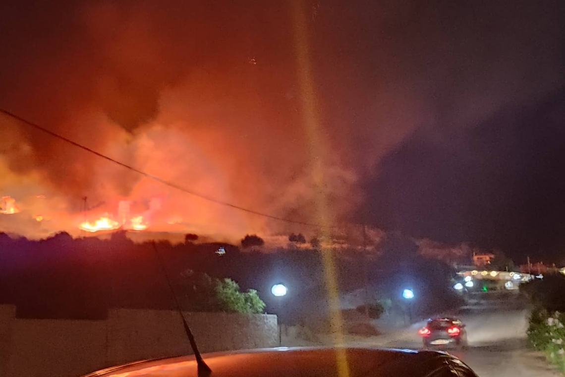 Κεφαλονιά | Μεγάλη πυρκαγιά κοντά στη Σκάλα - Πνέουν ισχυροί άνεμοι