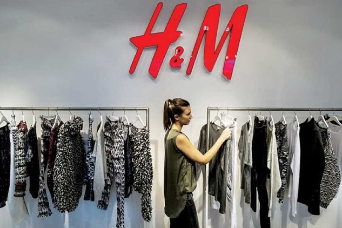 Η H&M ανακοίνωσε σταθερές πωλήσεις στο τρίτο τρίμηνο του έτους, αλλά χαμηλότερες από τις προσδοκίες των αναλυτών.