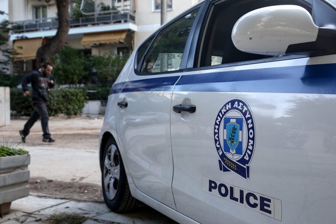 Αθήνα | Χειροπέδες σε αστυνομικό και 23χρονη για εμπορία ανθρώπων και διακίνηση ναρκωτικών