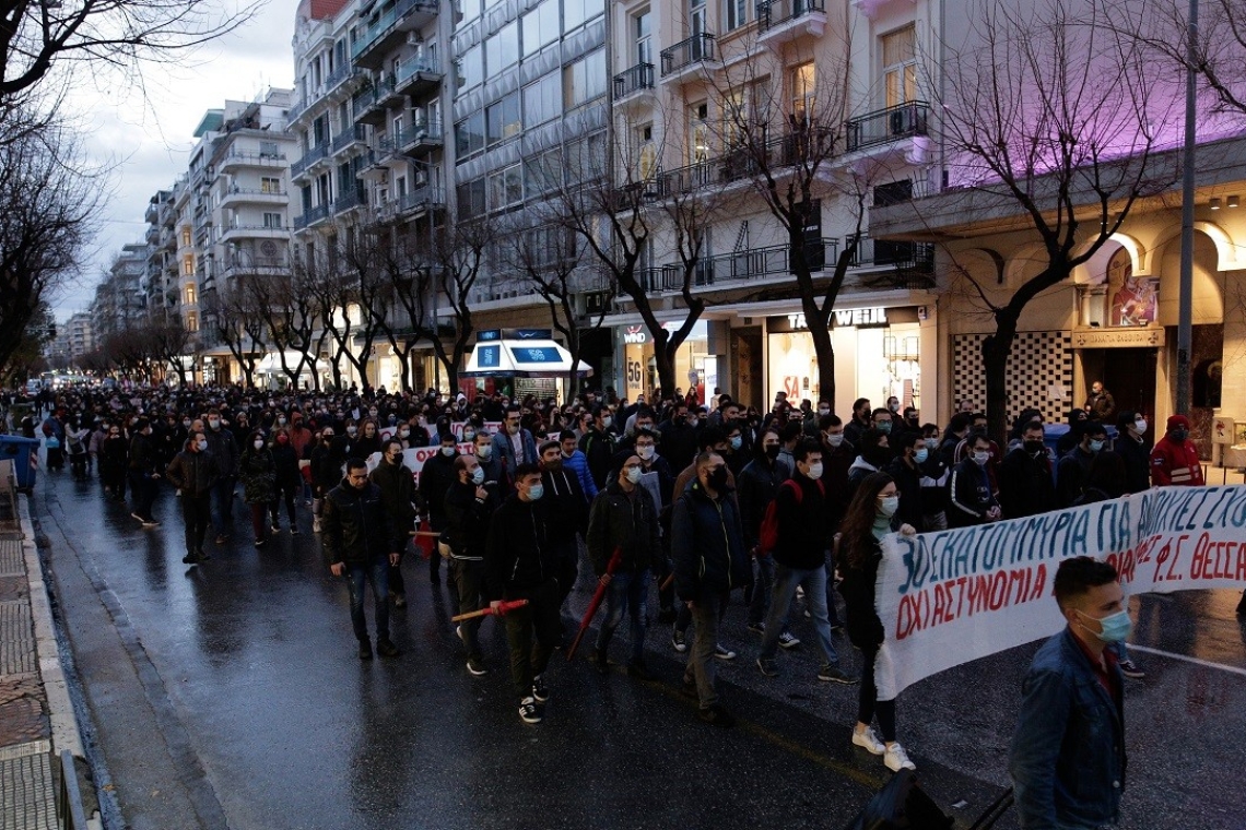 Εκπαιδευτικοί διαδηλώνουν στη Θεσσαλονίκη για την υποβάθμιση του δημόσιου σχολείου