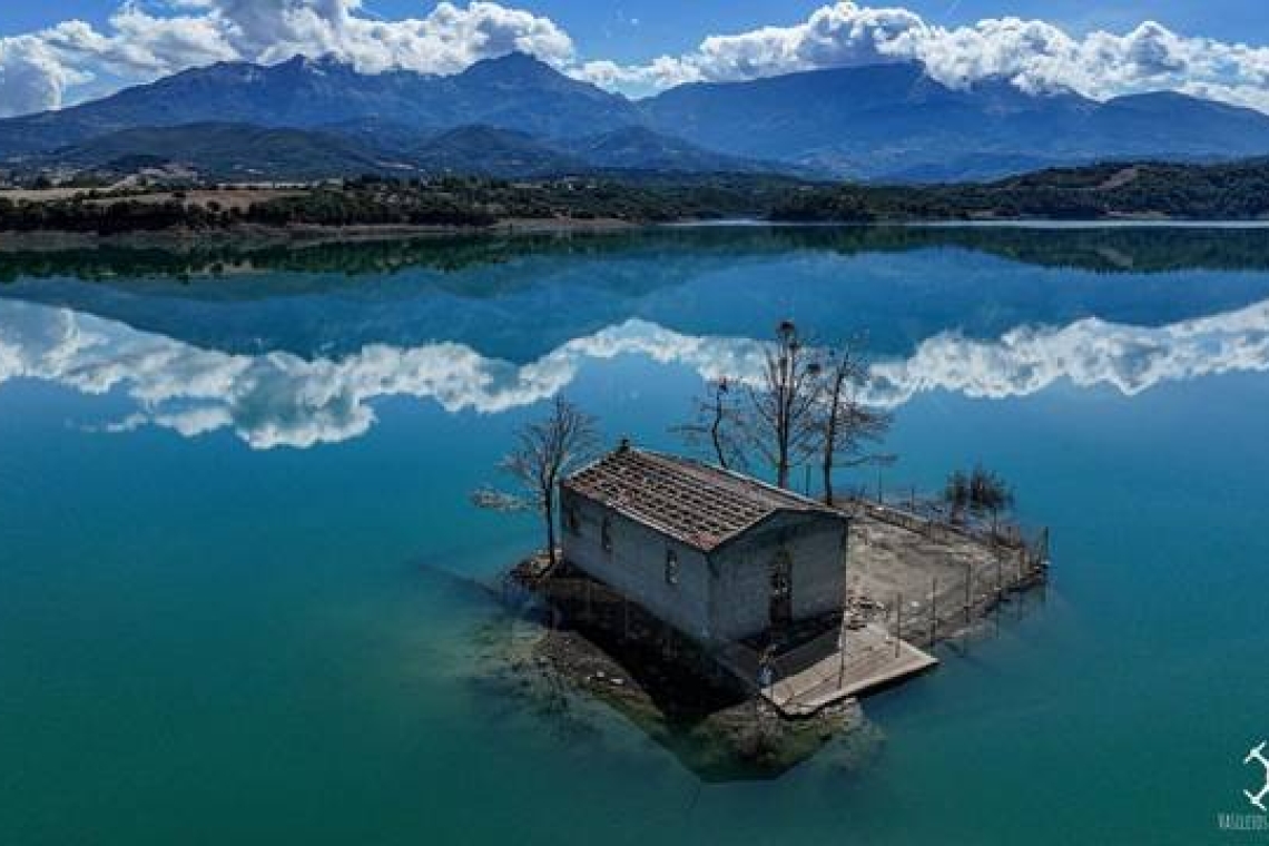 Εκκλησάκι εμφανίζεται ξανά σε τεχνητή λίμνη λόγω ξηρασίας