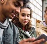 Νοοτροπία YOLO: Κίνδυνοι για τη Gen Z