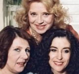 Πέθανε η Άννα Κυριακού: Αποχαιρετισμός στη θρυλική θεία Μπεμπέκα